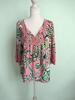 CROWN & IVY Pink Floral Blouse Top Size Small